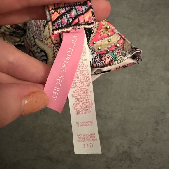 Victoria’s Secret Bikini Top - Floral Pattern - Size 32D - Picture 6 of 7